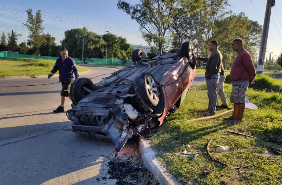 Descontrol, choque y vuelco en la avenida Cruz Roja | Córdoba