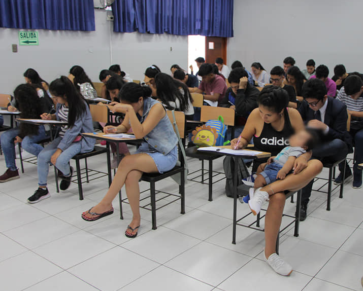 La historia de la joven que dio un examen en la universidad con su bebé en brazos | Internacionales