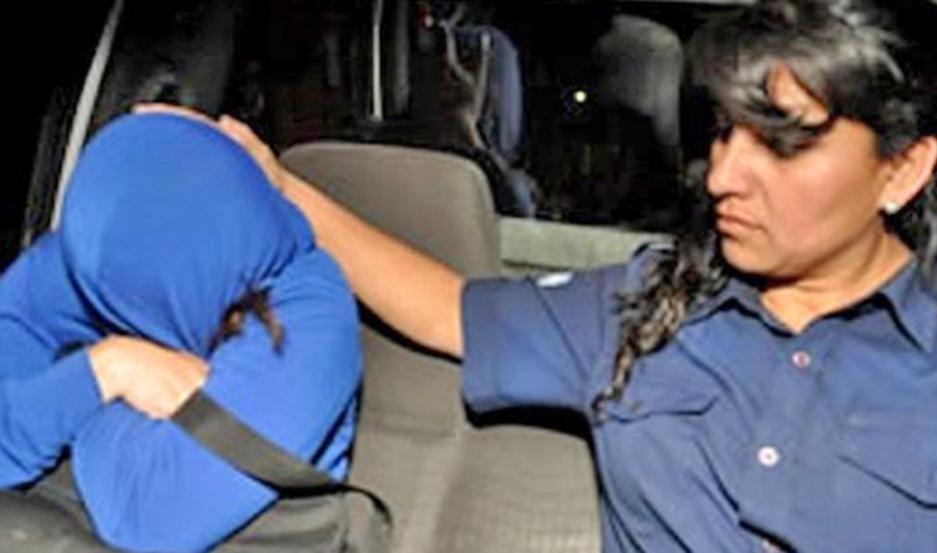 Detuvieron a una mujer que se filmaba pegándole a su hija de 4 meses y subía los videos a Internet | Actualidad