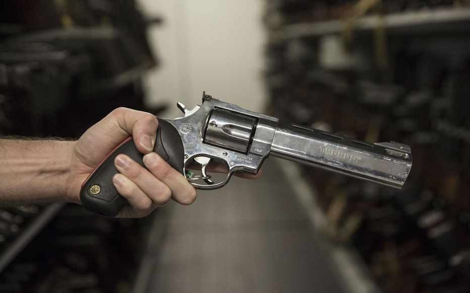 Quiso impresionar a una mujer jugando a la ruleta rusa y se mató | Actualidad