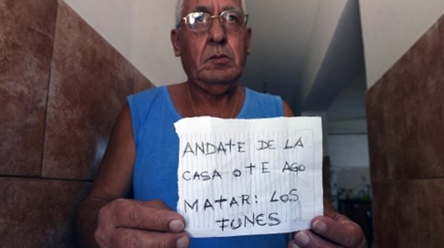 Acribillaron a tiros la puerta de su casa y le dejaron un mensaje mafioso: "Andate de la casa o te hago matar" | Actualidad