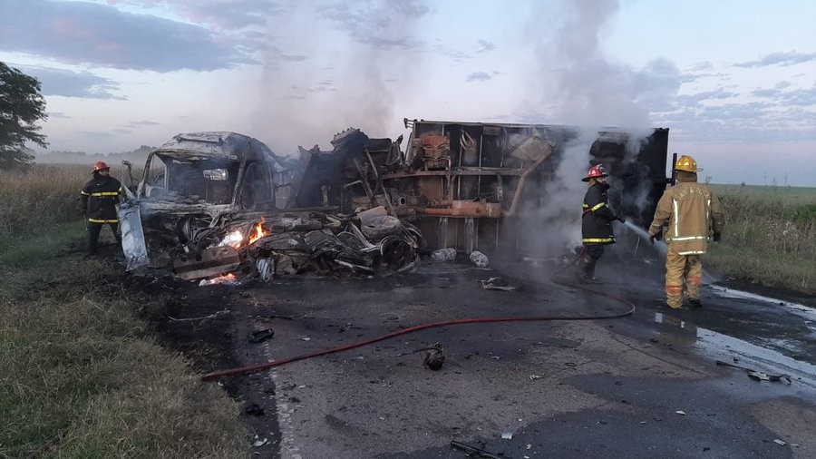 Cuatro muertos por el choque entre un camión, tres autos y una ambulancia | Actualidad