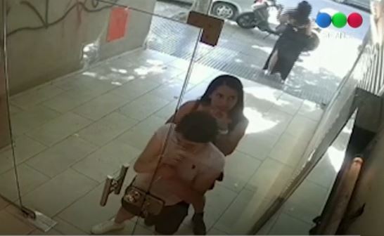 VIDEO: Tres jóvenes ladronas desvalijaron dos departamentos | Actualidad