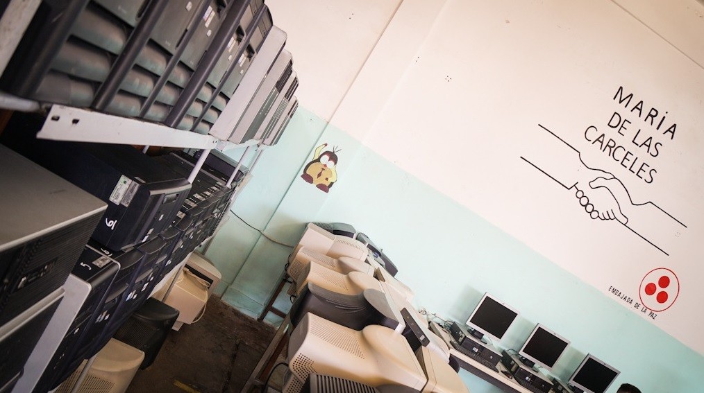 Presos repararon y donaron computadoras a escuelas cordobesas de bajos recursos | Actualidad