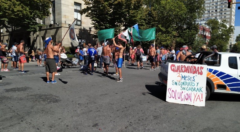 Guardavidas reclamando sueldos adeudados frente a la municipalidad de Mar del Plata | Actualidad