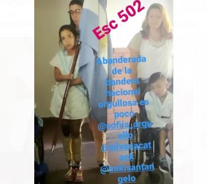 Vuelta a clases: sin manos y con prótesis en las piernas, es abanderada | Actualidad