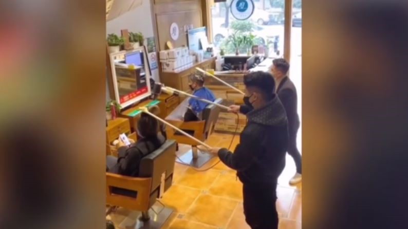 Efecto coronavirus: la extraña forma con la que cortan el pelo en China | Internacionales