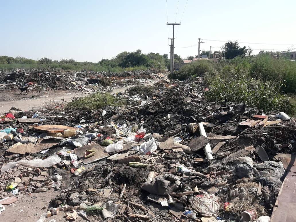 Córdoba: vecinos cortan las calles reclamando que limpien un basural con casi 40 años en barrio Lamadrid | Córdoba