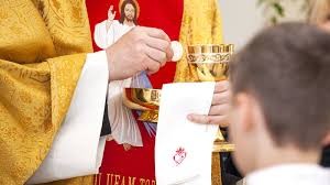 La misa en tiempos de coronavirus: comunión en la mano, evitar "la paz" y sin agua bendita | Actualidad
