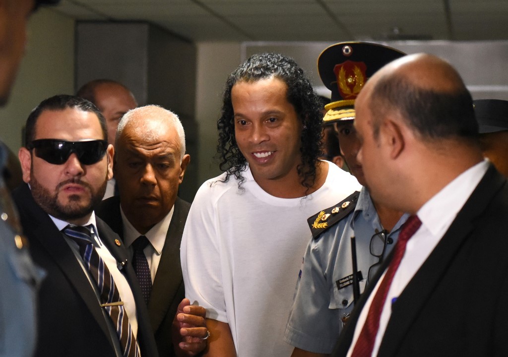 Por riesgo de fuga, ratifican la prisión preventiva de Ronaldinho en Paraguay | Deportes