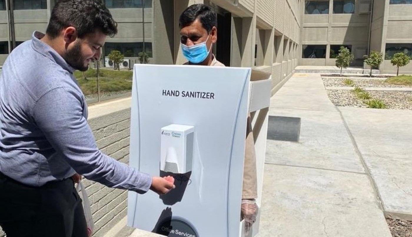 Coronavirus: escándalo en Arabia Saudita por un "expendedor humano" de alcohol en gel | Actualidad