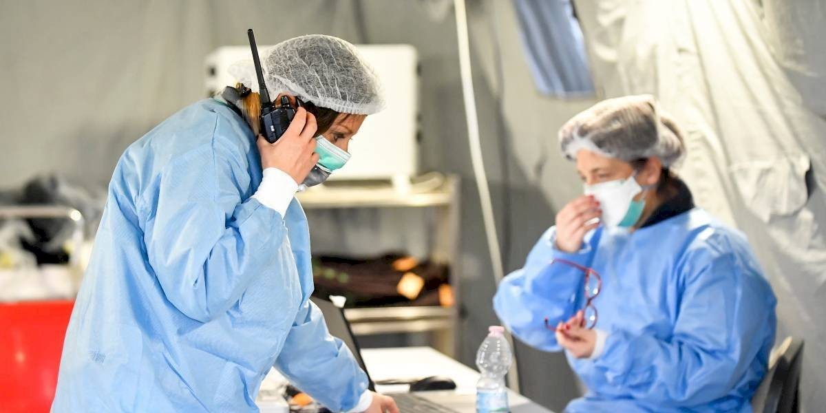 Tenía síntomas de coronavirus, se cansó de esperar en el hospital, escupió al médico y salió corriendo | Internacionales