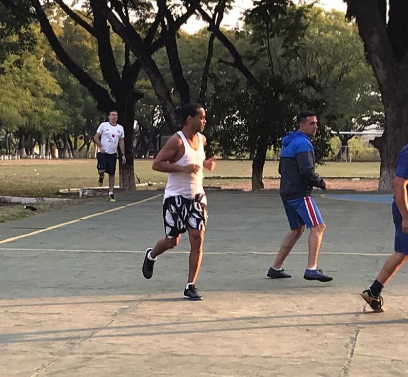 VIDEO: así juega al fútbol Ronaldinho en prisión | Deportes