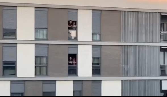 VIDEO: en "estado de alarma" los madrileños juegan al bingo desde los balcones | Internacionales