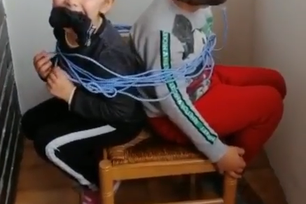 VIDEO VIRAL: ató y amordazó a sus niños mientras vive el confinamiento obligatorio en España | Redes
