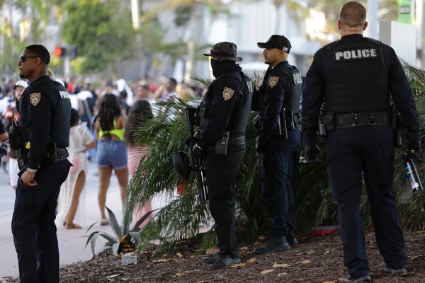 VIDEO: Así desalojan las playas de Miami | Internacionales