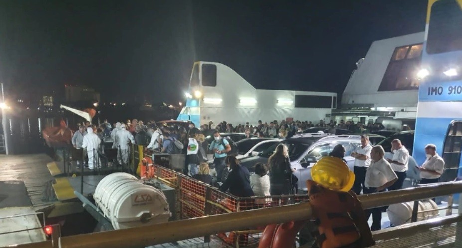 Demanda por US$ 700 mil al joven con coronavirus que viajó en Buquebús: "En el barco le informaron que dio positivo" | Actualidad