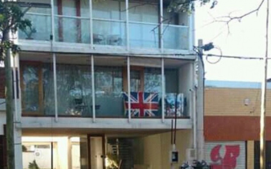 En el aniversario de Malvinas, un  joven colgó una bandera inglesa del balcón y fue repudiado por los vecinos | Actualidad