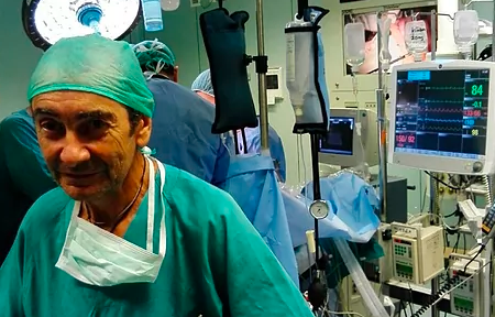 El médico que se jubiló tras 40 años de trabajo y ahora vuelve a enfrentar el coronavirus | Internacionales