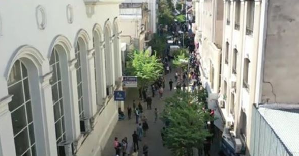 Mucho tránsito en los puentes y otra vez se acumulan clientes en los bancos | Córdoba