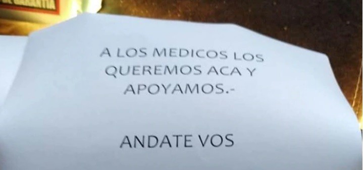 Después de la denuncia de hostigamiento, aparecen carteles de vecinos en apoyo a médicos | Actualidad