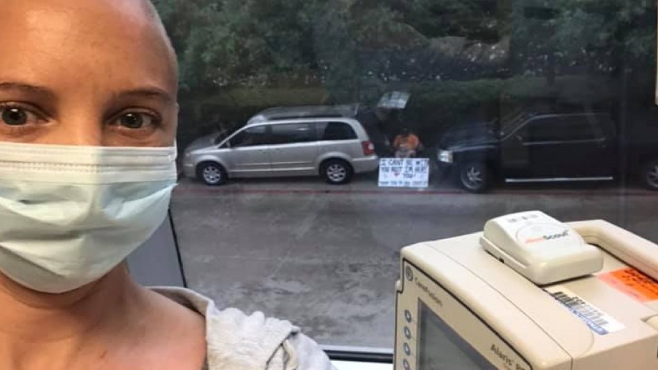 El hombre que acompaña a su mujer con cáncer desde la vereda de su casa | Internacionales