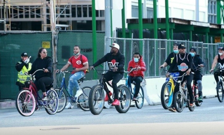 Mayweather rompió la cuarentena en Los Ángeles y salió a andar en bicicleta | Deportes