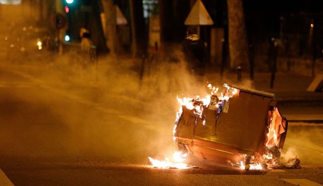 Por cuarta noche consecutiva, la periferia de París es escenario de disturbios callejeros | Internacionales