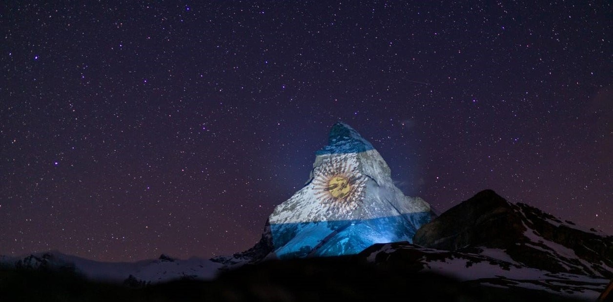 Coronavirus: la bandera de Argentina, proyectada en los alpes suizos | Actualidad