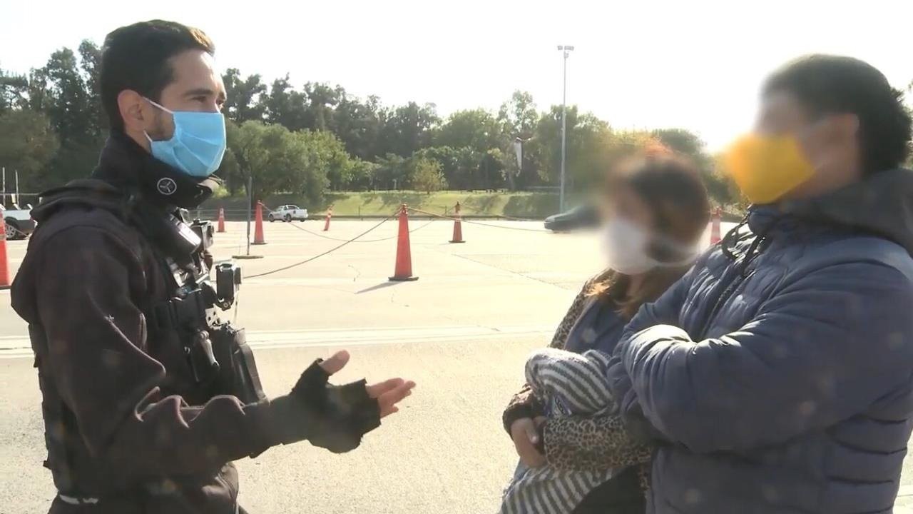 Video: una pareja llevaba oculto a un menor entre cajones de verduras para hacerlo trabajar | Actualidad