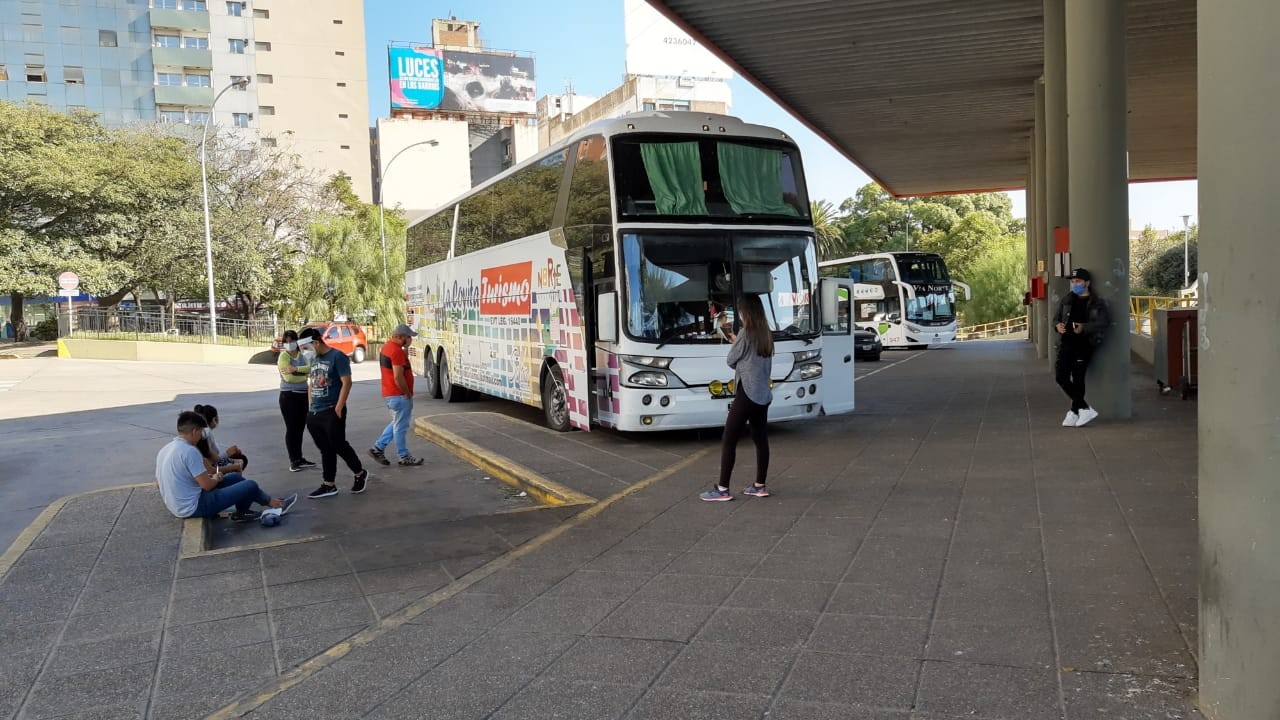 Trabajadores y estudiantes jujeños esperan en la Terminal un acuerdo que les permita retornar | Córdoba