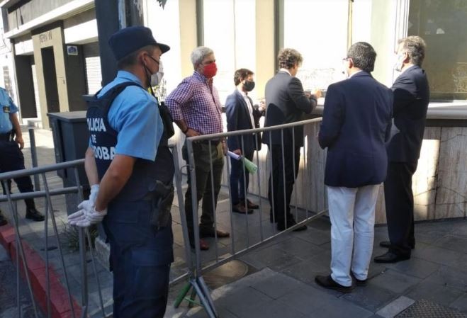 Tres abogados y una clienta pedían abrir Tribunales y fueron detenidos por violar la cuarentena | Córdoba