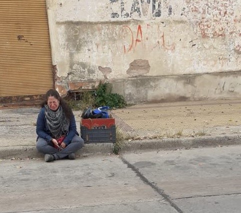 Le sacaron la moto mientras vendía pan casero por la crisis y su foto se volvió viral | Actualidad