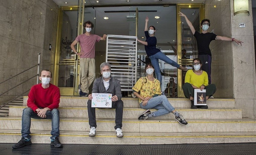 Integrantes del Ballet Estable del Teatro Colón asisten como voluntarios a personas en cuarentena | Espectáculos
