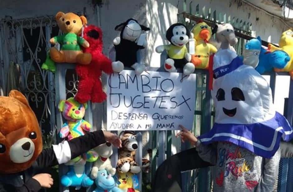 Coronavirus: el nene que ofrece sus juguetes a cambio de comida para ayudar a su mamá | Internacionales