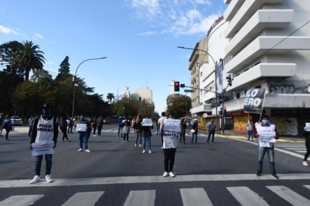 La Plata tuvo la primera marcha con distancia social desde que se inició la cuarentena | Actualidad