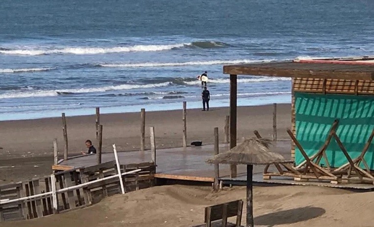 Surfistas rompen la cuarentena para meterse en el mar | Actualidad