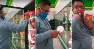 Video: el hombre que prueba el helado con el dedo y lo deja en la heladera del supermercado | Internacionales