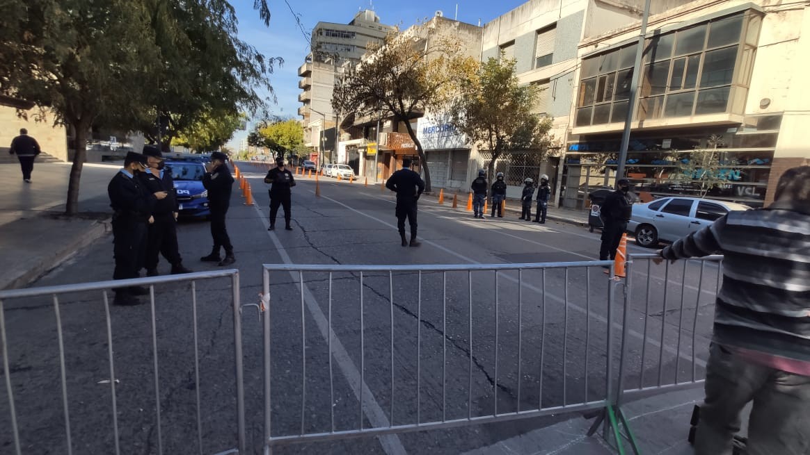 El Suoem arma la protesta contra los recortes y la Policía cercó el Concejo Deliberante | Córdoba