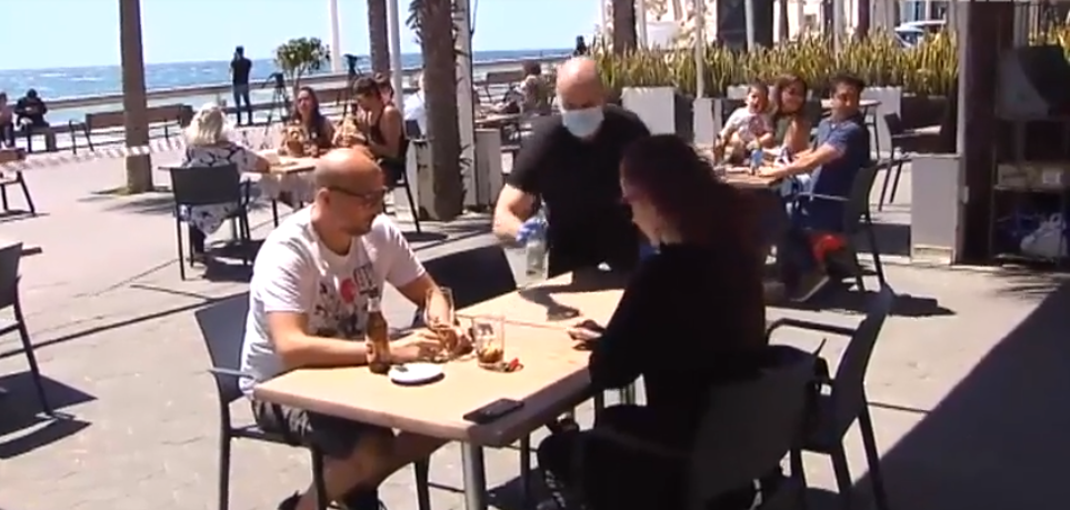 Así volvió España a la vida en los bares, la desescalada está en marcha | Internacionales