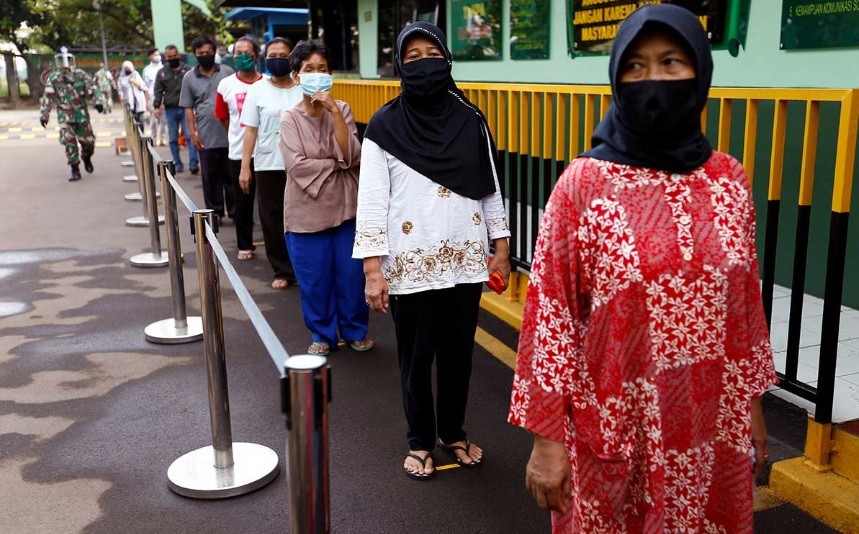 Polémico castigo para quienes no cumplan con la cuarentena en Indonesia | Internacionales