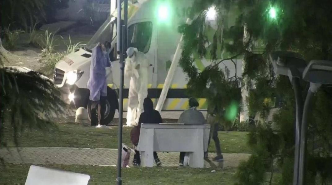 Tres pacientes con coronavirus se escaparon para ir a comer una pizza a una plaza | Actualidad