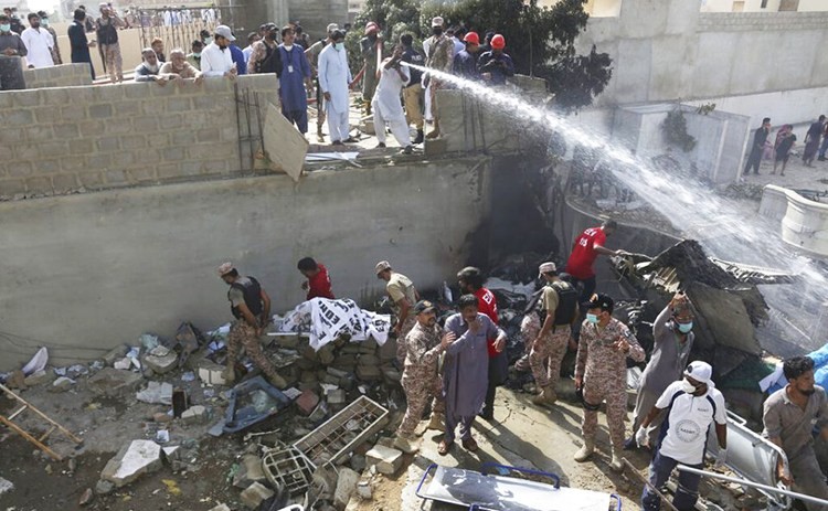 Pakistán: cayó un avión en un barrio de Karachi y causó al menos 54 muertos | Internacionales