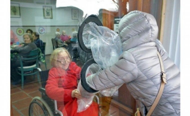 Con un ingenioso sistema volvieron los abrazos en un geriátrico de Tandil | Actualidad