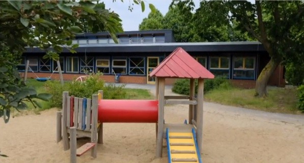 Muerte en jardín de infantes: la nena tenía manchas rojas en los párpados y apuntan a la maestra | Internacionales