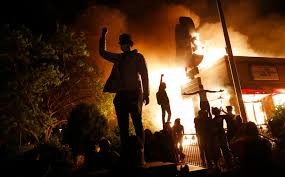 Muerte de George Floyd: manifestantes prendieron fuego a una estación de policía | Internacionales