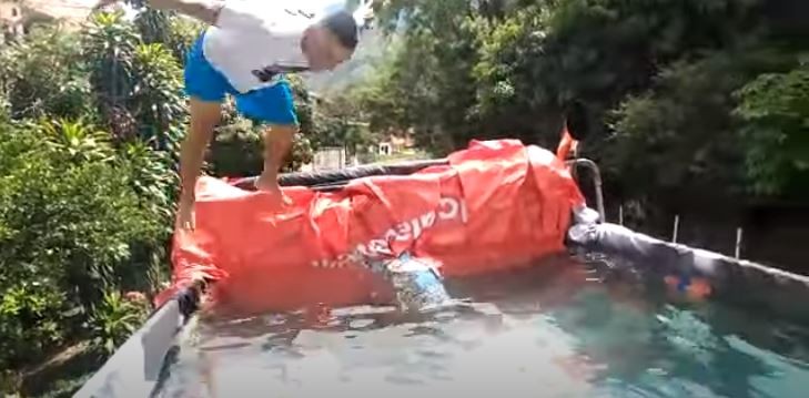 Video: armaron una pileta en un camión y violaron la cuarentena para nadar | Internacionales