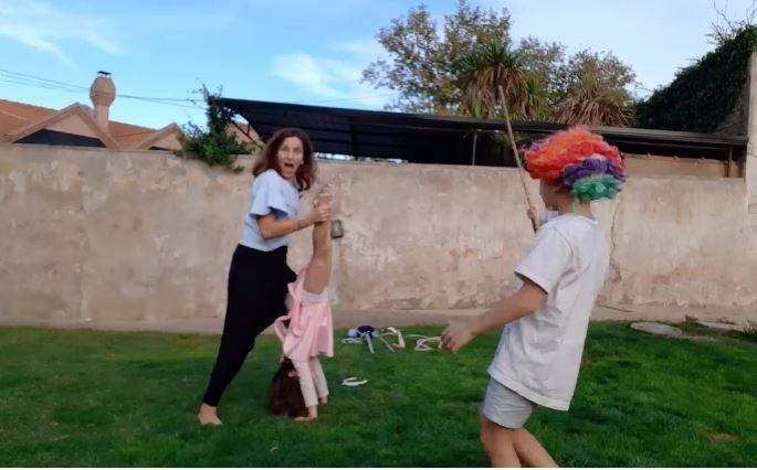 La docente que sumó a sus hijos en sus clases para llevar alegría a sus alumnos | Actualidad