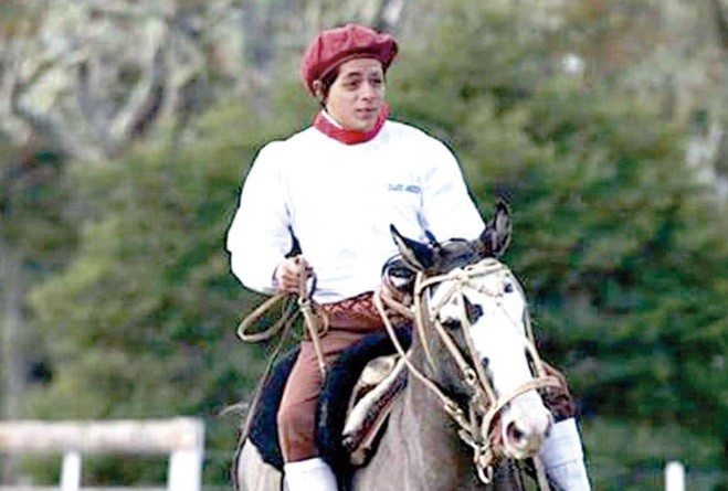 Buscan a un joven que arrastró la corriente cuando cruzaba un río a caballo: el animal se ahogó | Actualidad