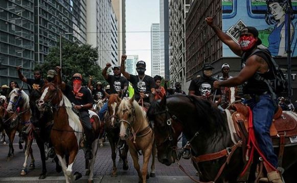 VIDEO: Manifestantes en Houston llegaron a caballo para protestar contra el racismo | Internacionales